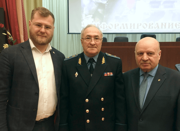 Генеральному директору «Архангельского водорослевого комбината» вручили памятную медаль за помощь ветеранскому движению Росгвардии